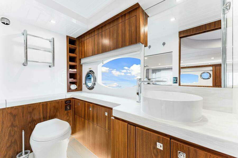 2022 Riviera 6000 Sport Yacht Platinum Edition