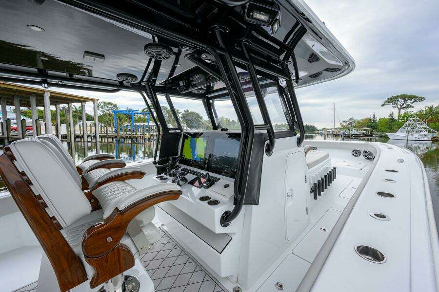 Freeman 42 LR Nitsa - Helm Chairs