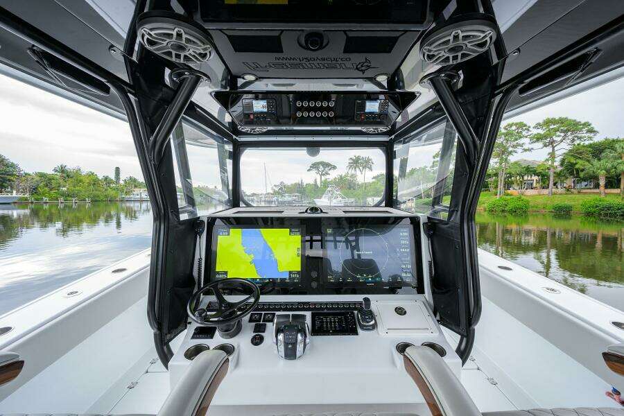 Freeman 42 LR Nitsa - Helm