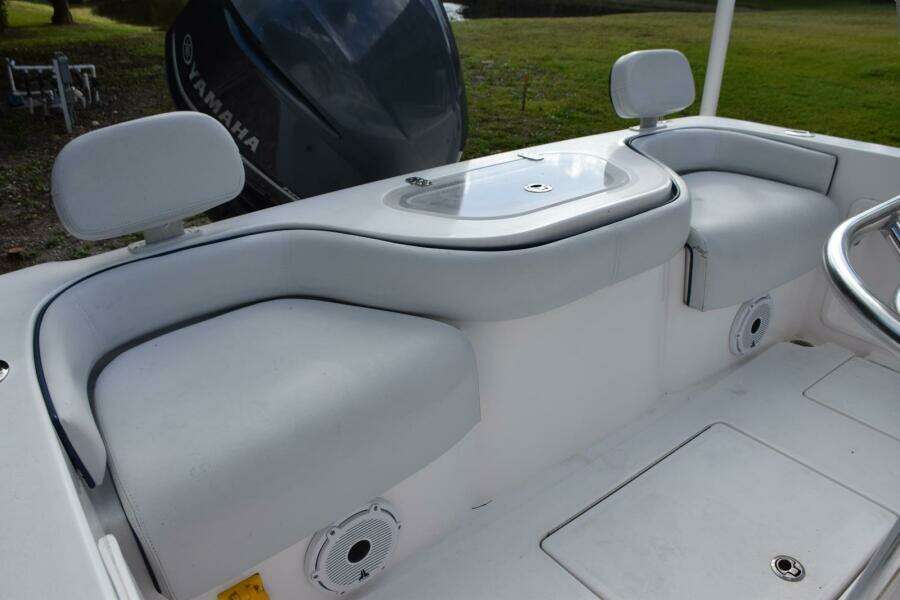 Rear Molded Seats and Transom Livewell  