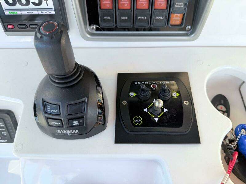 Yamaha throttle and searchlight controls on 2014 Everglades 355 Center Console boat.