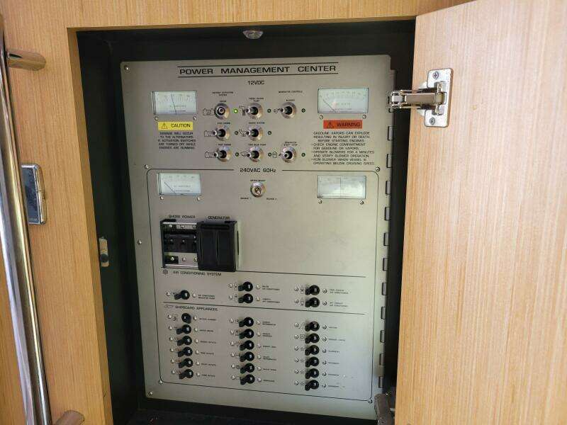 2012 Four Winns V435