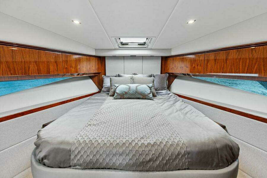 2018 Riviera 4800 Sport Yacht