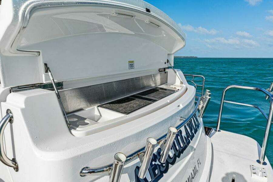 2018 Riviera 4800 Sport Yacht