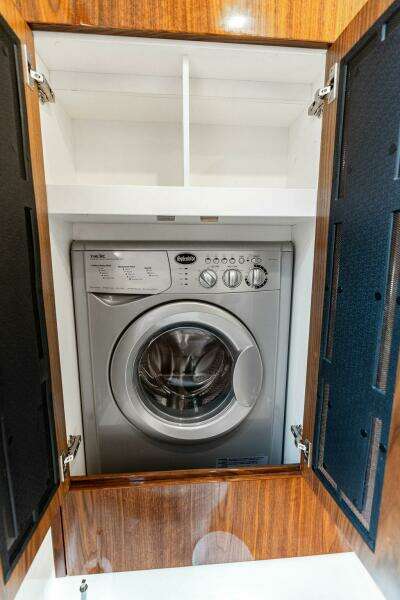 2018 Riviera 4800 Sport Yacht