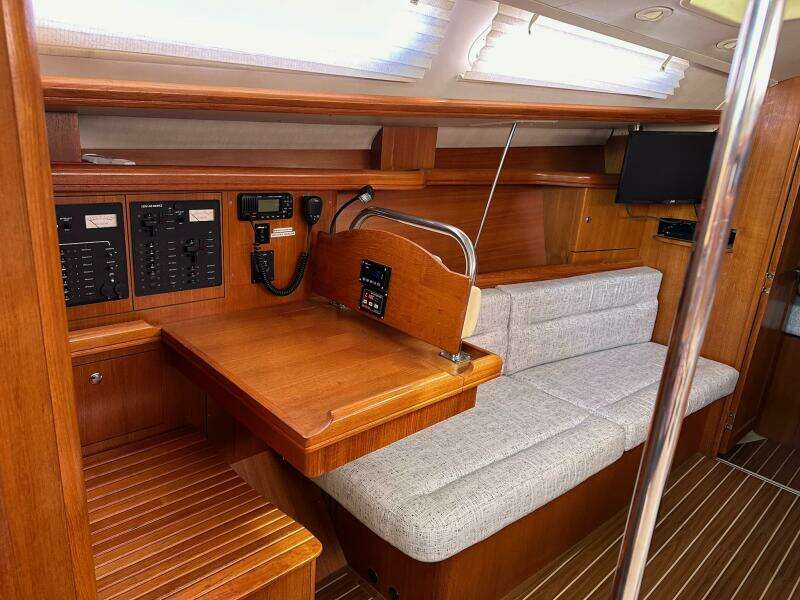 2005 Hunter 38