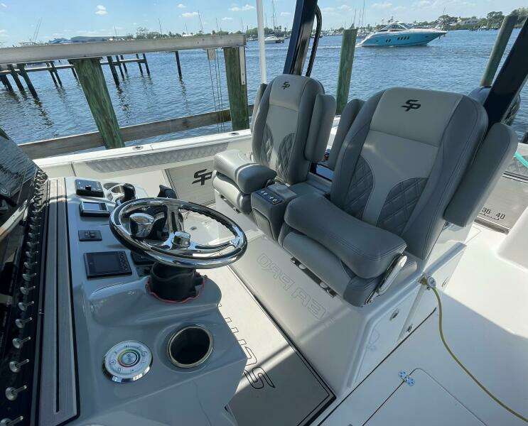 Sea Pro 320 DLX 2023- Helm Seating 
