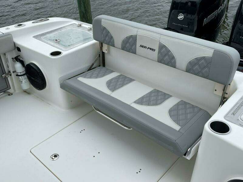 Sea Pro 320 DLX 2023- Cockpit Seating 