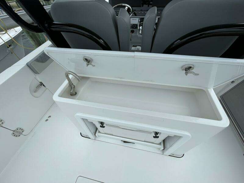 Sea Pro 320 DLX 2023- Cockpit Storage 