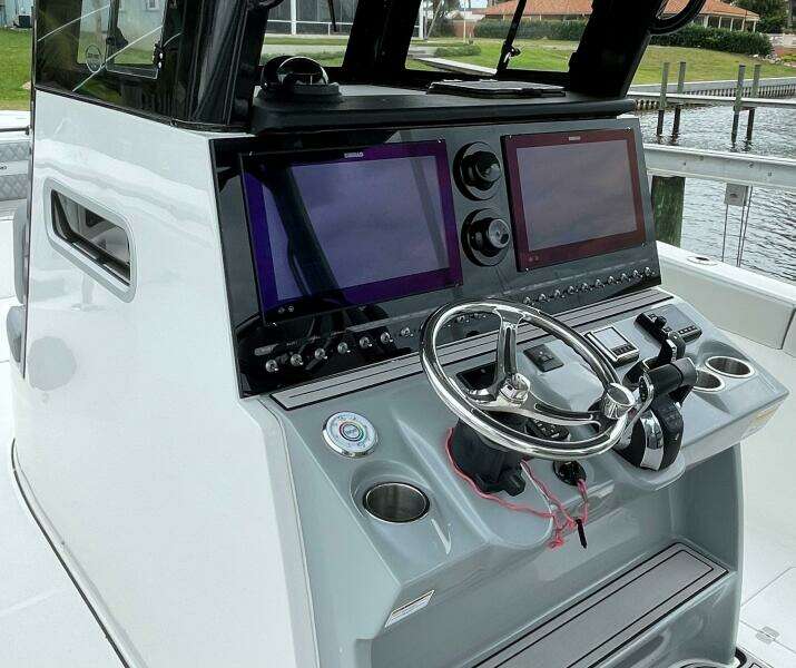 Sea Pro 320 DLX 2023- Helm 
