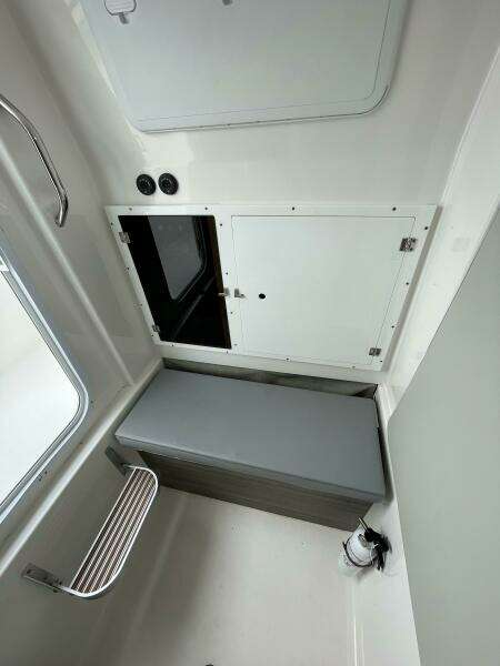 Sea Pro 320 DLX 2023- Head 