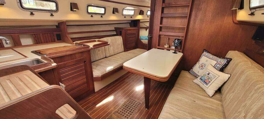 1986 Island Packet 27 Sloop