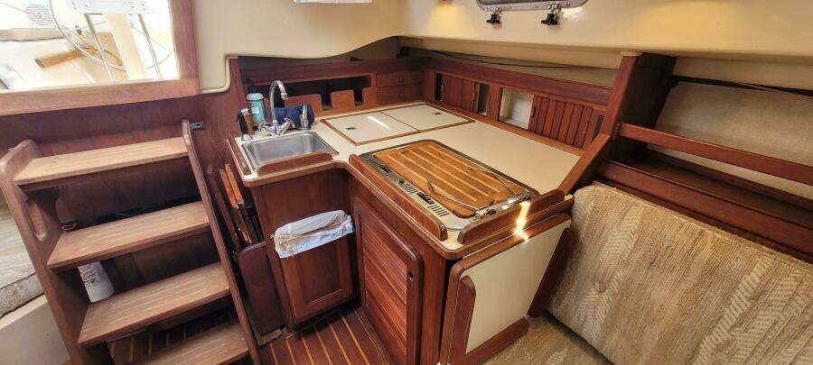 1986 Island Packet 27 Sloop