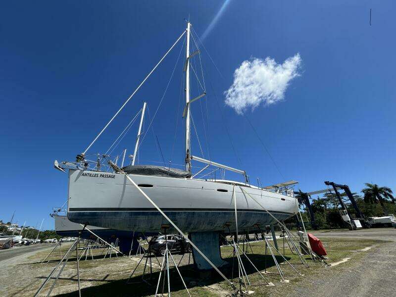 43' Benetea hauled out port forward profile