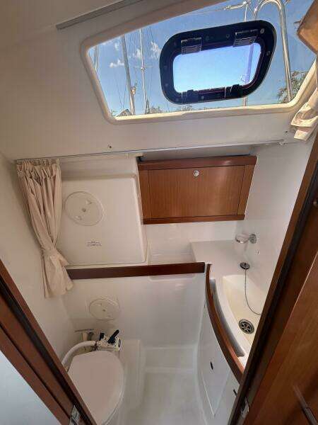 43' Beneteau port aft stateroom head