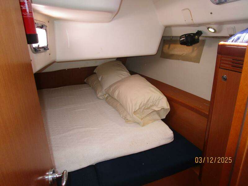 43' Beneteau port aft stateroom