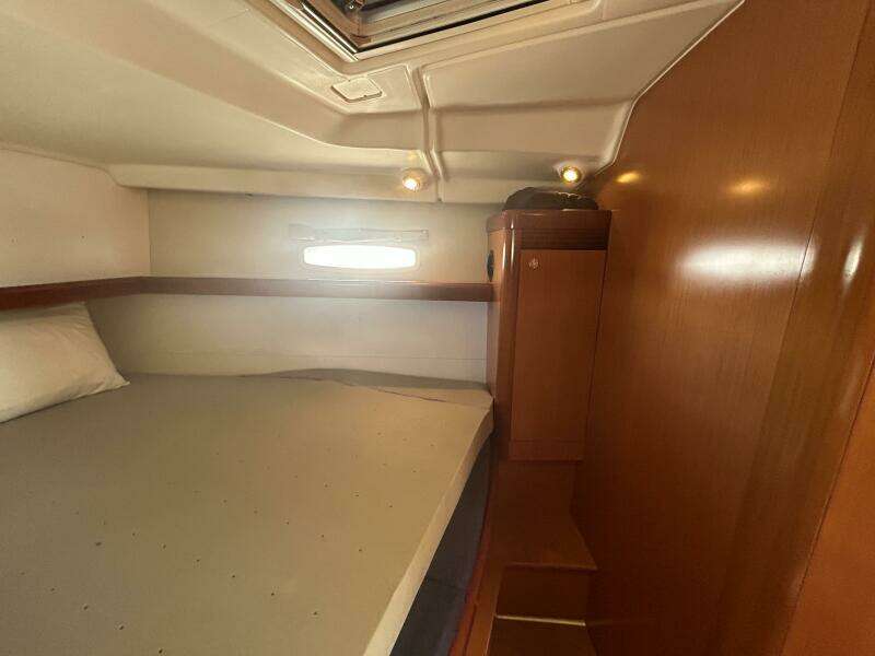 43' Beneteau forward stateroom starboard