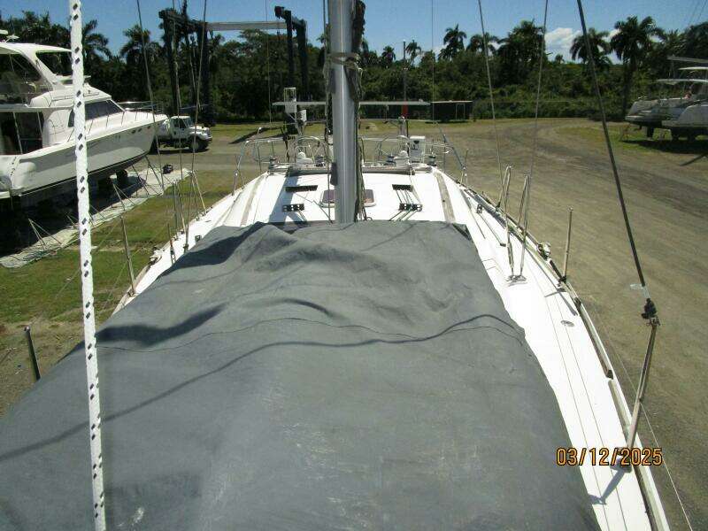 43' Beneteau foredeck aft