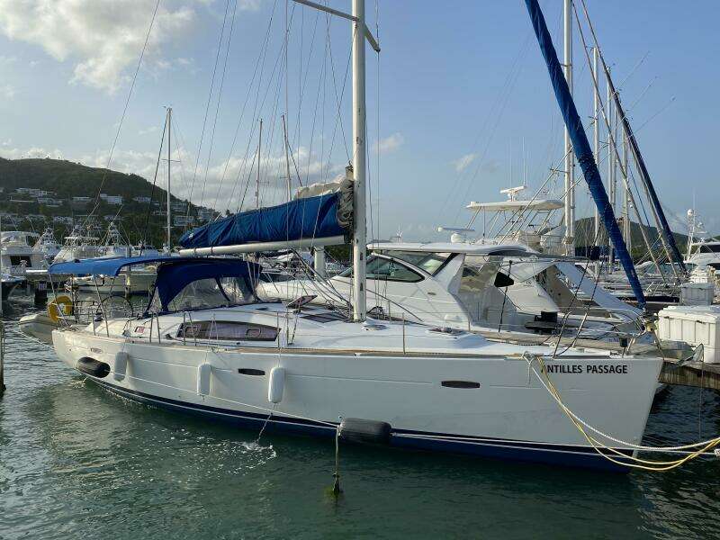 43' Beneteau starbaord forward profile