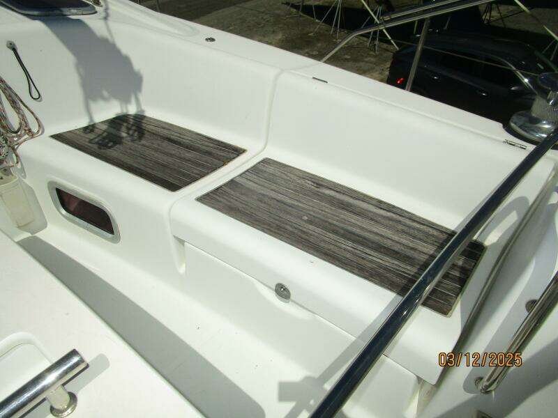43' Beneteau cockpit starboard forward seating