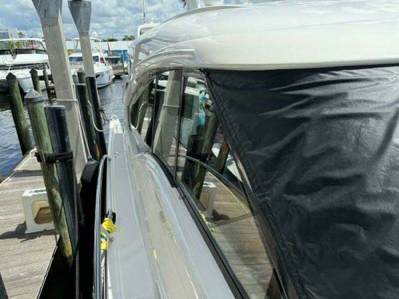 2010 Tiara Yachts 5800 Sovran