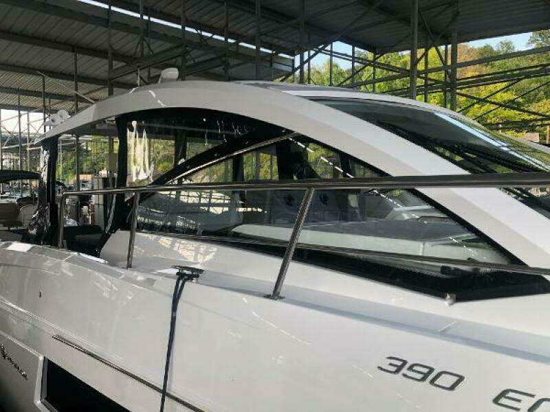 2022 Cruisers Yachts Express Coupe