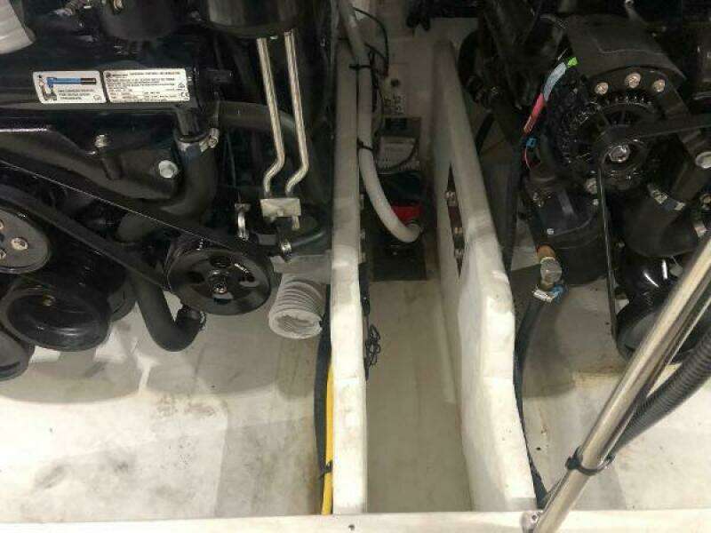 2022 Cruisers Yachts Express Coupe