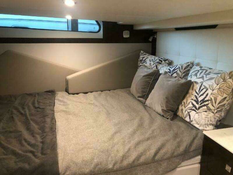 2022 Cruisers Yachts Express Coupe