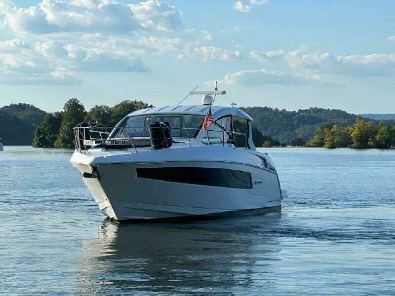 2022 Cruisers Yachts Express Coupe