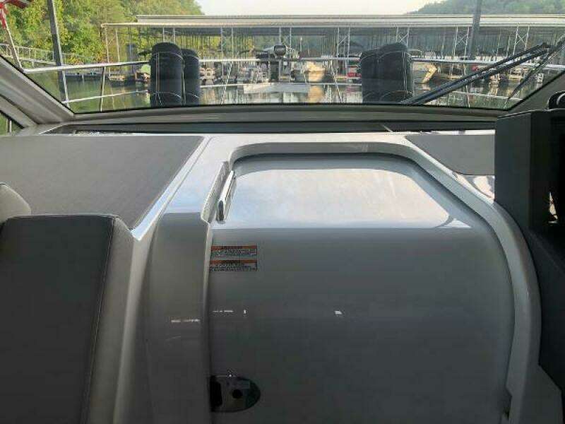 2022 Cruisers Yachts Express Coupe