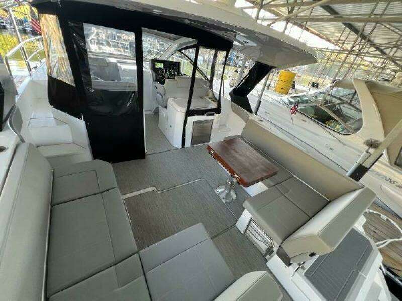 2022 Cruisers Yachts Express Coupe