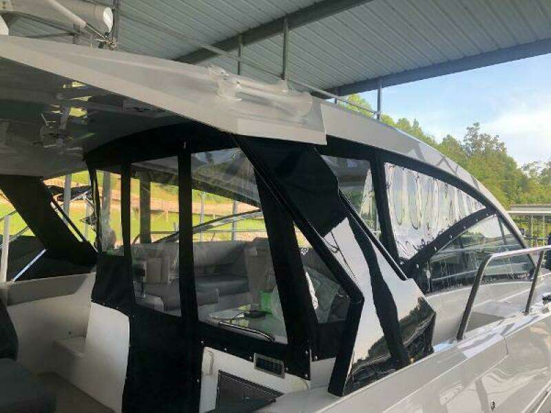 2022 Cruisers Yachts Express Coupe