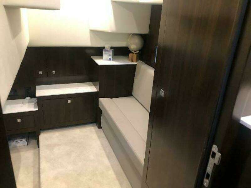 2022 Cruisers Yachts Express Coupe