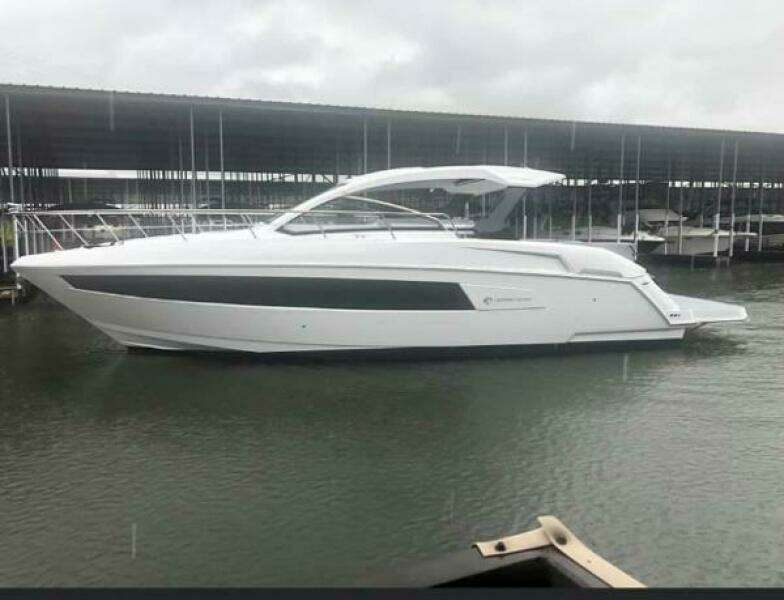 2022 Cruisers Yachts Express Coupe