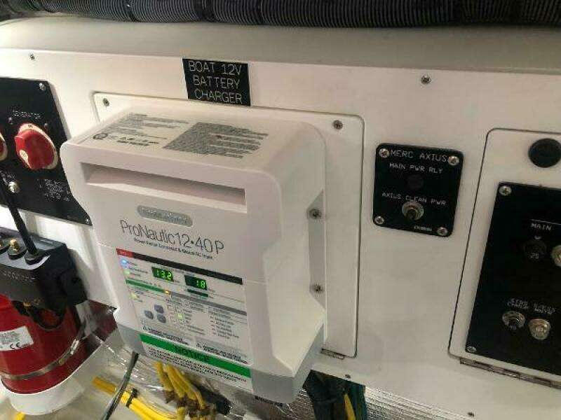 2022 Cruisers Yachts Express Coupe