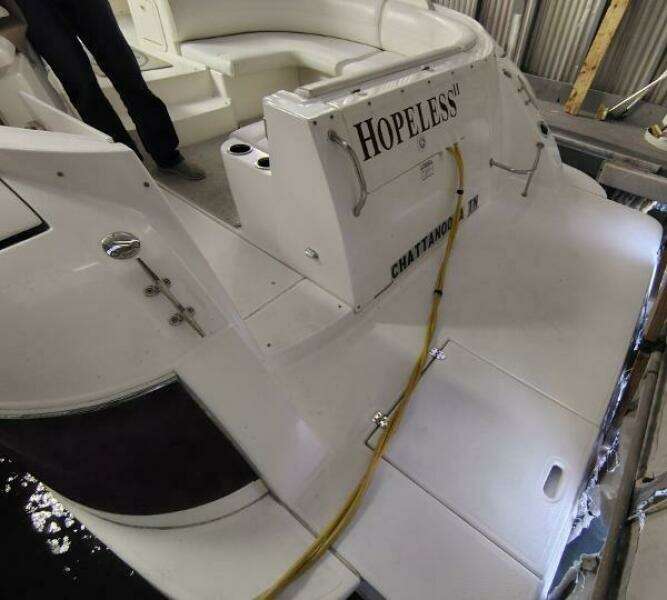 2004 Cruisers Yachts Express