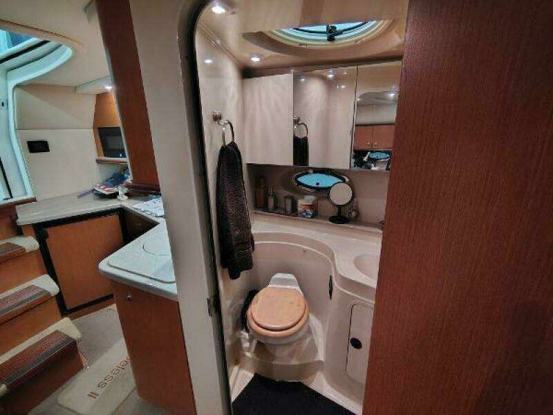 2004 Cruisers Yachts Express