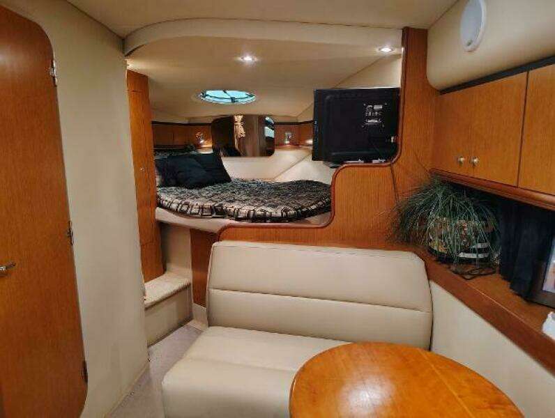 2004 Cruisers Yachts Express