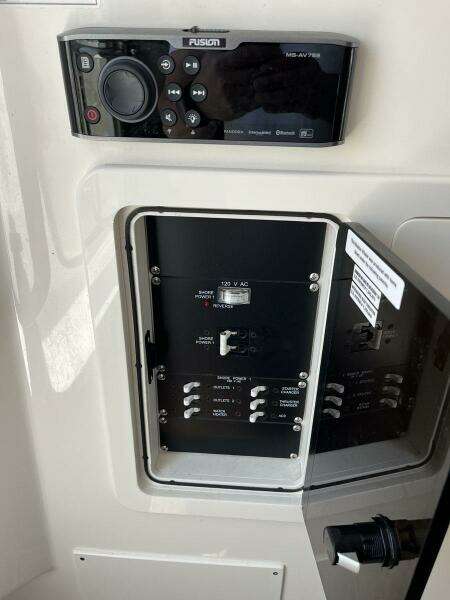 2015 Boston Whaler 350 Outrage