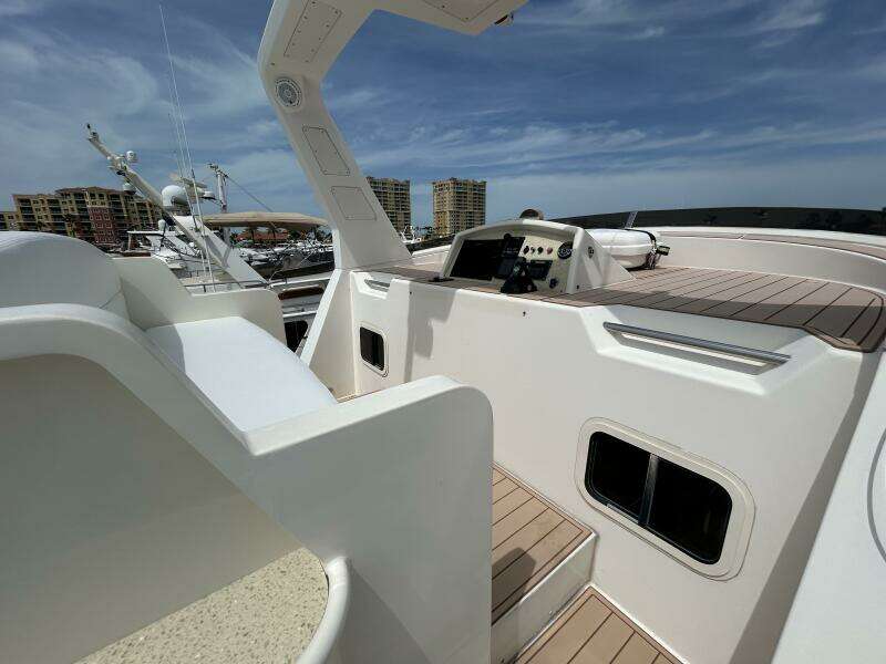45' Northwest flybridge helm2