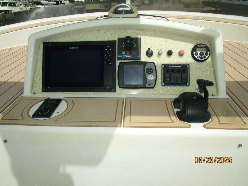 45' Northwest flybridge helm3
