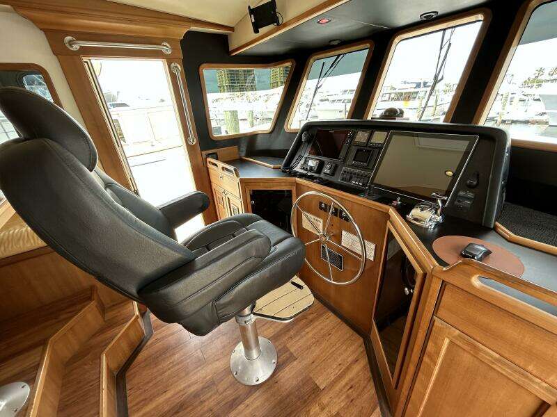 45' Northwest pilothouse helm1