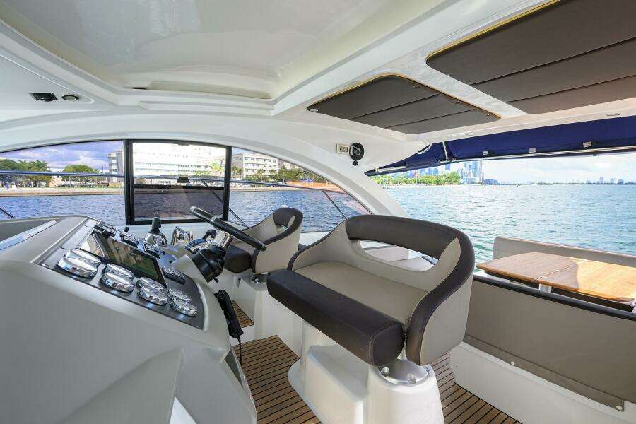 Beneteau 38 GT - Helm Electronics, Seating