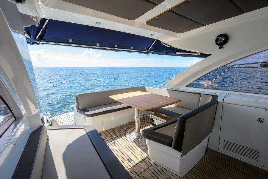 Beneteau 38 GT - Helm Deck Seating