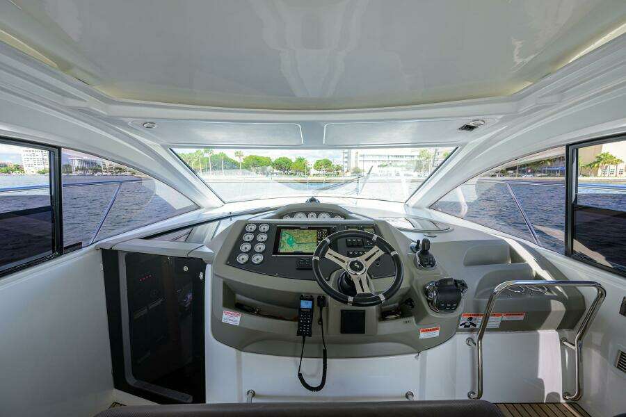 Beneteau 38 GT - Helm Electronics, Seating