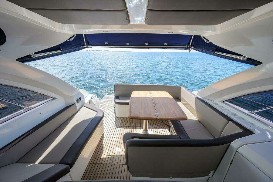 Beneteau 38 GT - Helm Deck Seating