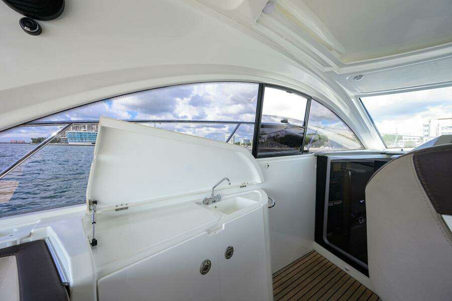 Beneteau 38 GT - Helm Deck 
