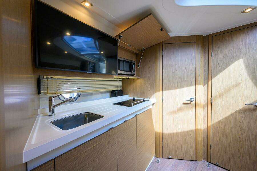 Beneteau 38 GT - Cabin