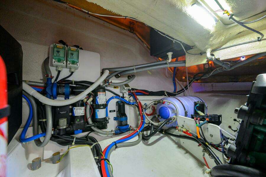 Beneteau 38 GT - Engine Room