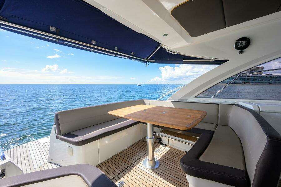 Beneteau 38 GT - Helm Deck Seating
